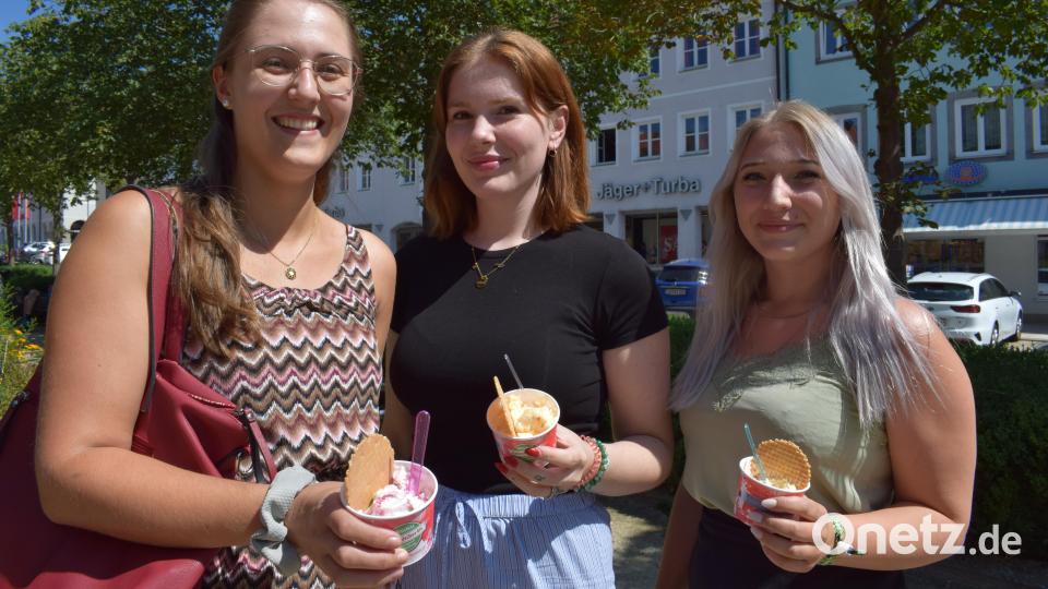 Diese drei Sparkassen-Mitarbeiterinnen gönnten sich eine Erfrischung in der Mittagspause - Oberpfalzmedien spendierte seinen Lesern und Nutzern am Dienstag zwei Kugeln Eis. Bild: szl