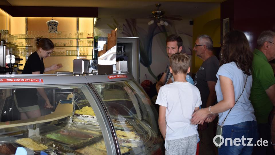 Zeitweise bildete sich eine lange Schlange vor der Theke im Eiscafé &quot;La Strada&quot; am unteren Marktplatz in Tirschenreuth. Bild: szl