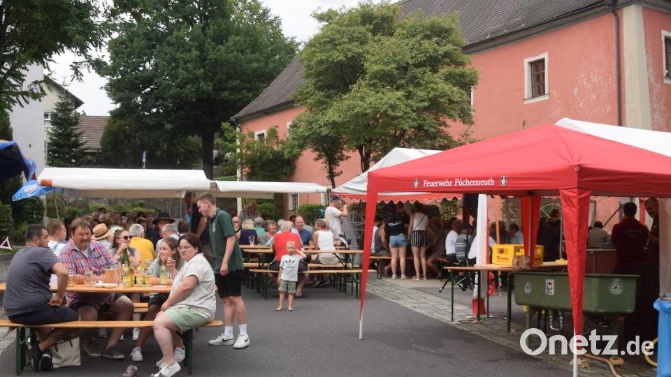 Mit einem großen Angebot an Trinken, Essen und Musik wartet die Festmeile &quot;Dorfplatz&quot; in Püchersreuth auf die Besucher Archivbild: fz