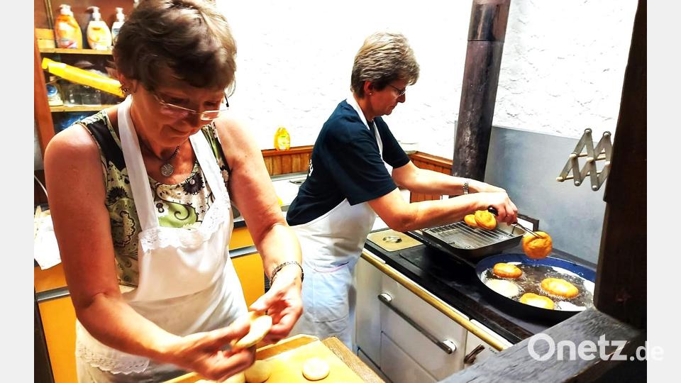 Anne Hammerer und Angelika Treiber backen in der Küche des Bergweberhofs goldbraune Küchel, die zu den Schmankerln am Eulenberg zählen. Bild: lg