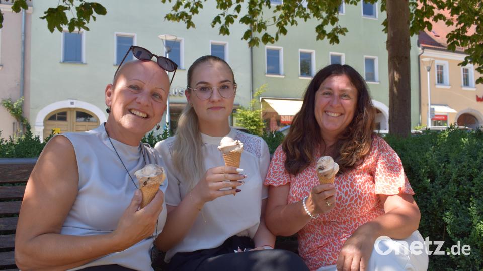 Auch diese drei Frauen ließen sich ein kostenloses Eis schmecken. Bild: szl