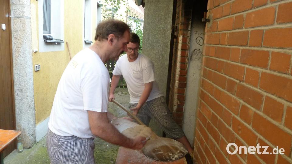 Die Brotlaibe werden von den Bäckern in den heißen Backofen „eingeschossen“. Archivbild: bir