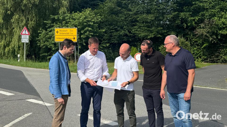 Auf Initiative von Landtagsabgeordneten Stephan Oetzinger fand ein gemeinsamer Termin mit dem Leiter des Staatlichen Bauamts Tobias Bäumler und Bauoberrat Felix Steghöfer vom Bauamt, sowie Bürgermeister Armin Bulenda mit Geschäftsleiter Andreas Hofmeister (von links) in Gröbenstädt-Siedlung statt. Die Straßenführung soll verbessert werden. Bild: gi