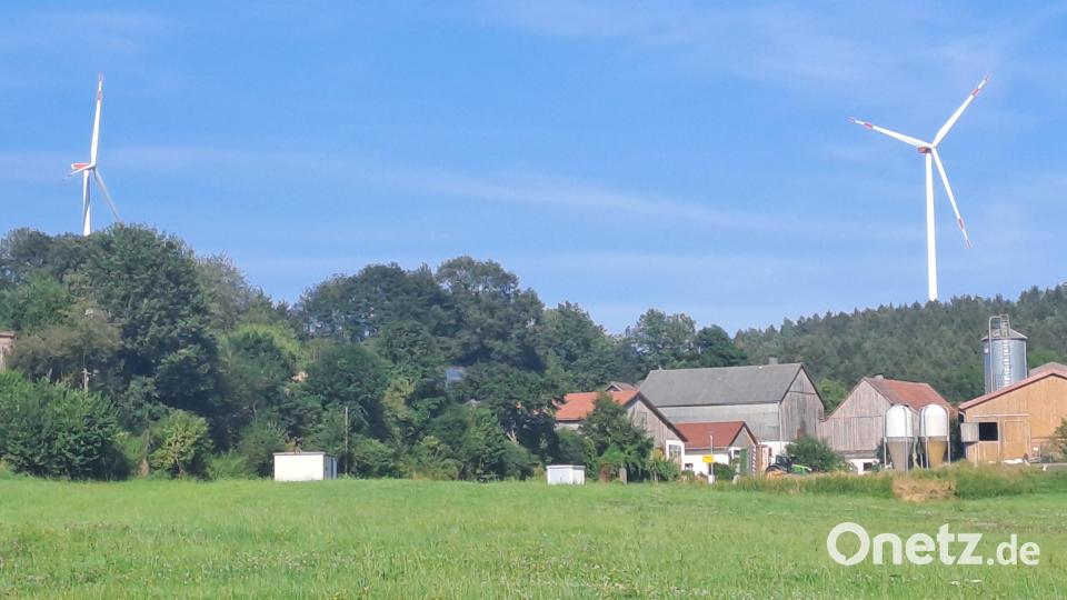 Den Jahresbedarf an Strom von 2170 Haushalten decken die beiden Windkraftanlagen der Bürgerwindenergie Hoher Weg GmbH &amp; Co. KG. Bild: Sonja Müller