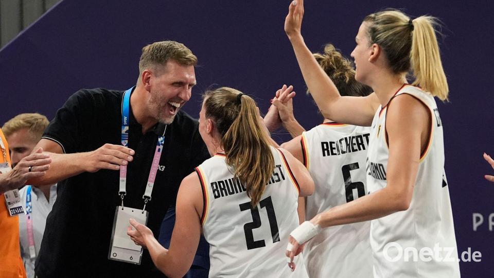 Nowitzki und die deutschen 3x3-Damen nach dem Gold-Coup. Bild: Frank Franklin II/AP