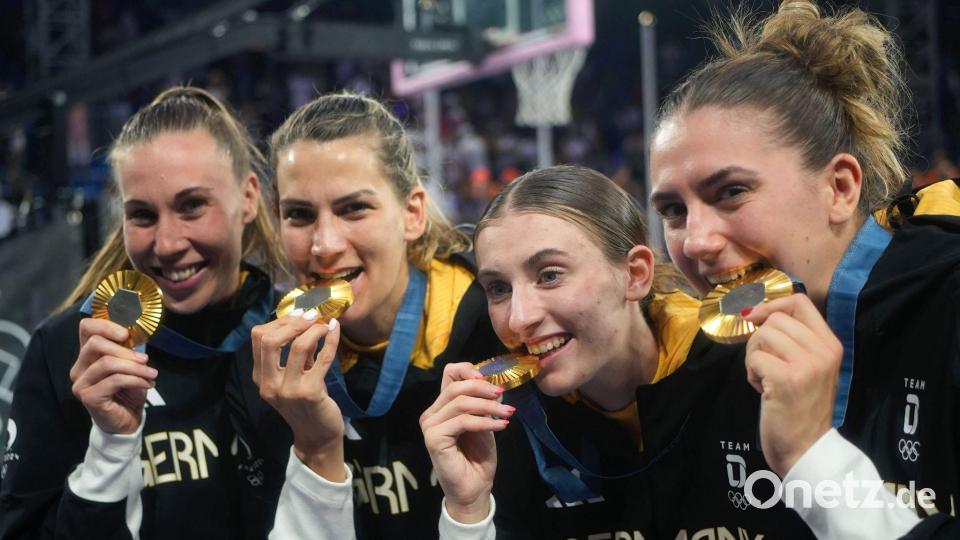 Goldener Glanz: Die 3x3-Basketballerinnen sind Olympiasieger. Bild: Maximilian Specht/dpa