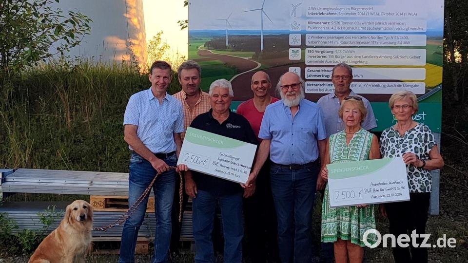 Bei der Übergabe der Spendenschecks: (von links) Marco Kind (Selbsthilfegruppe Krebskranker Kinder Amberg-Sulzbach), die Beiräte Hans Lindner, Alfred Gmelch, Bernd Scheller, Bernhard Kriege und Wolfgang Feuerlein (Bürgerwindenergie Hoher Weg GmbH &amp; Co. KG) sowie Doris Graf und Frieda Lobenhofer (Archeladen Auerbach). Bild: Hannes Zimmermann/exb