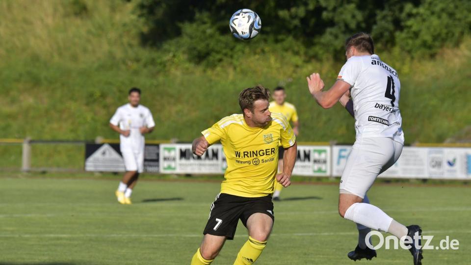 Der SV Hahnbach (gelbe Trikots) verlor gegen die SpVgg Ansbach mit 1:8. Bild: Ziegler