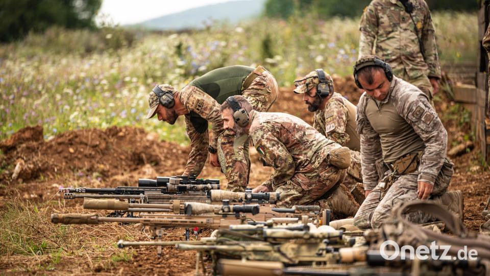 Soldaten aus Italien bereiten ihre Waffen vor. Bild: Staff Sgt. Dana M Clarke