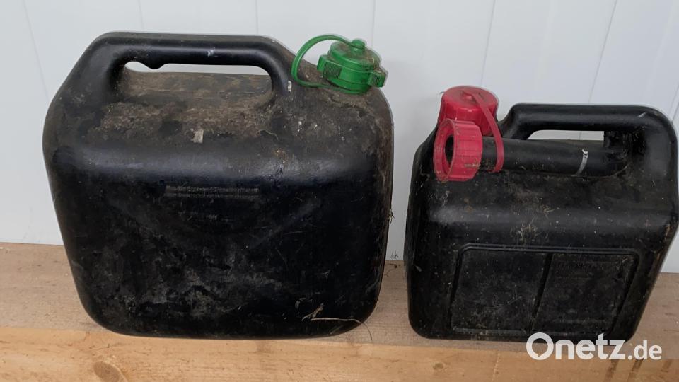 Auch diese beiden Benzinkanister lagen in dem Wagen. Bild: Polizeiinspektion Tirschenreuth
