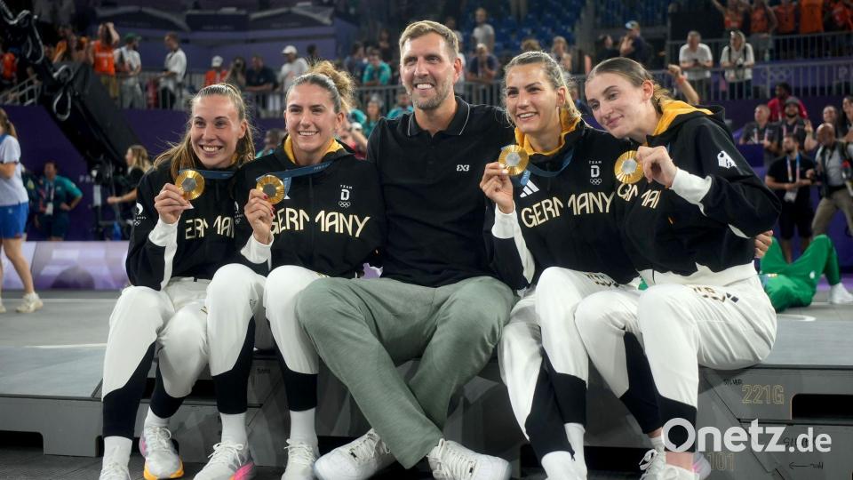 Die Olympiasiegerinnen mit Dirk Nowitzki. Bild: Maximilian Specht/dpa