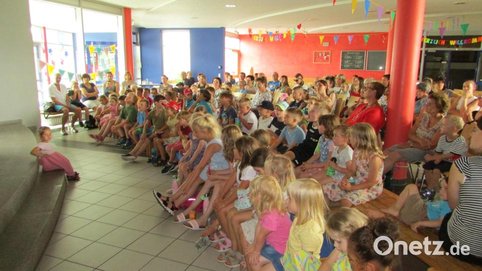 120 Kinder mit Eltern und Omas und Opas halfen mit damit die Geschichte wie immer gut ausgeht. Bild: sei