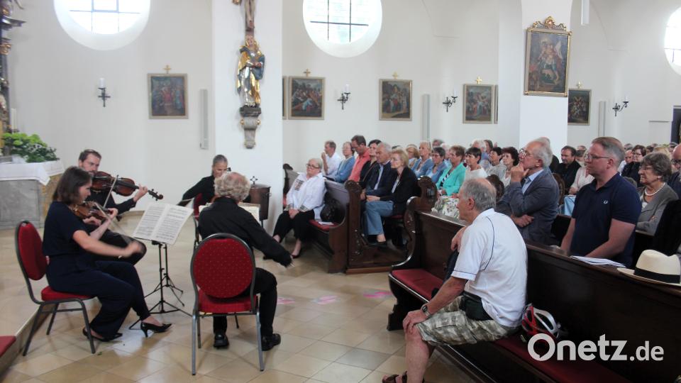 Gestartet ist das Konzert noch unter freiem Himmel, wenig später zogen das Ensemble und das Publikum in die Pfarrkirche um Bild: stg