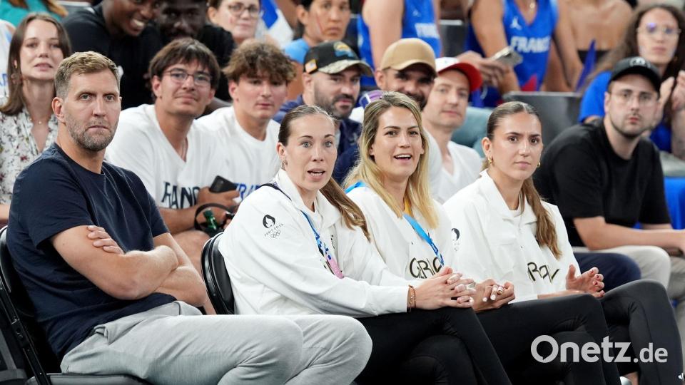 Nowitzki und die 3x3-Olympiasiegerinnen sehen Deutschlands klare Niederlage. Bild: Marcus Brandt/dpa