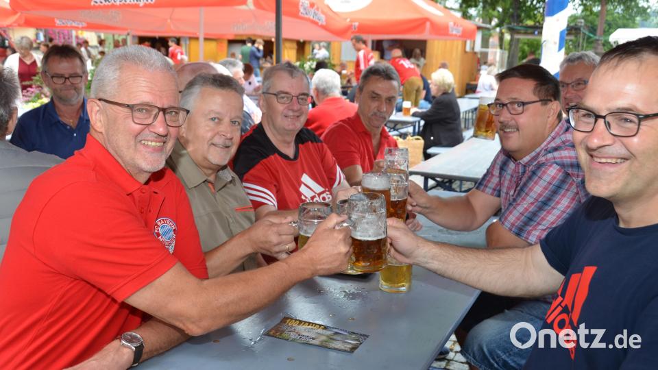 Wenn die Fußballer zum Altstadtfest laden, dann sind auch die Bayern-Fanclub-Mitglieder mit Vorsitzendem Josef Maier (rechts) nicht weit. Archivbild: dob