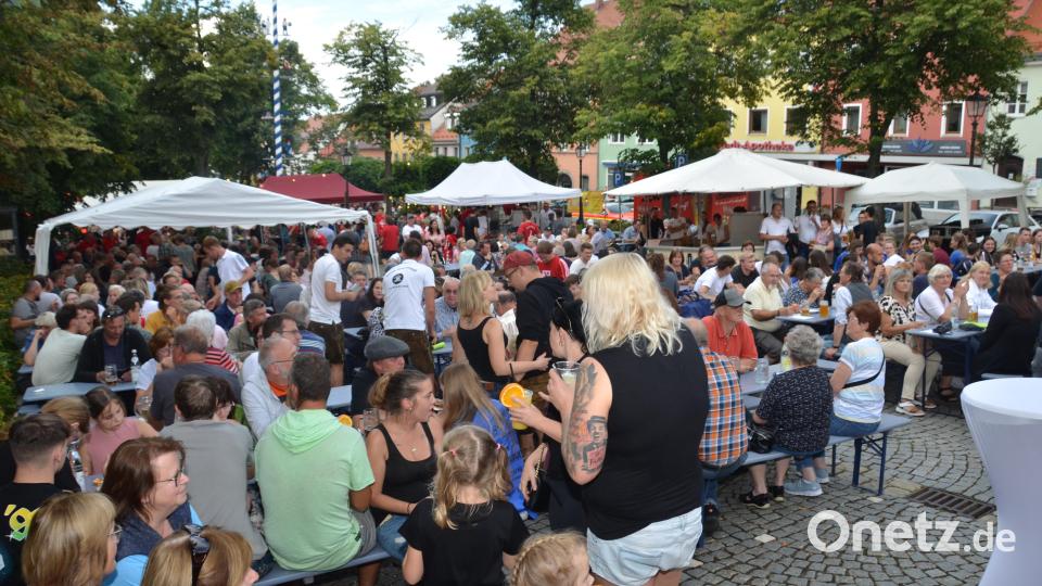 Beim Altstadtfest der Spielvereinigung und der &quot;Rot Weiß&quot;-Kegler geht es vor dem Rathaus immer hoch her. Archivbild: dob