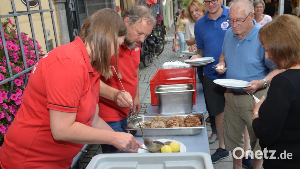 Zur Mittagszeit am Sonntag werden die verschiedenen Speisen wie ein Schweinebraten mit Knödel serviert. Archivbild: dob