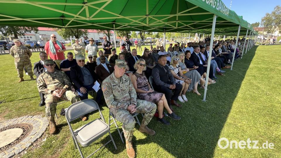 Gäste aus Politik, des US-Militärs, der Bundeswehr, Behörden und des öffentlichen Lebens sowie Mitarbeiter der US-Garnison beim Kommandowechsel auf dem Paradefeld. Bild: mor