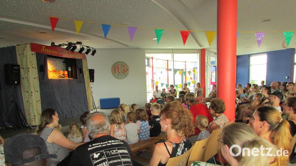 In der Schulaula in Mantel ist Hermann Papacek von der Edeldorfer Puppenbühne mit dem Stück &quot;Kasperl und der Waldgeist&quot; zu Gast. Kleine und große Besucher lauschen gebannt. Bild: sei