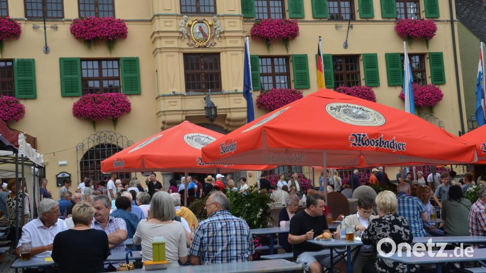 Beim Altstadtfest der Spielvereinigung und der &quot;Rot Weiß&quot;-Kegler geht es vor dem Rathaus immer hoch her. Archivbild: dob