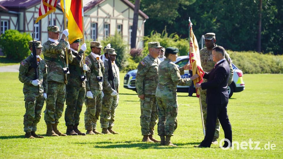 Director Tommy Mize (recht) übergibt die Truppenfahne von Oberst Kevin Poole an den neuen Kommandeur Oberst Stephen Flanagan als Zeichen des Kommandowechsels. Bild: Bild: US-Armee Garnison Bavaria.