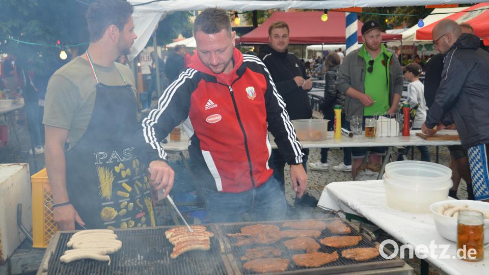 Die Grillmeister haben immer alle Hände voll zu tun. Archivbild: dob