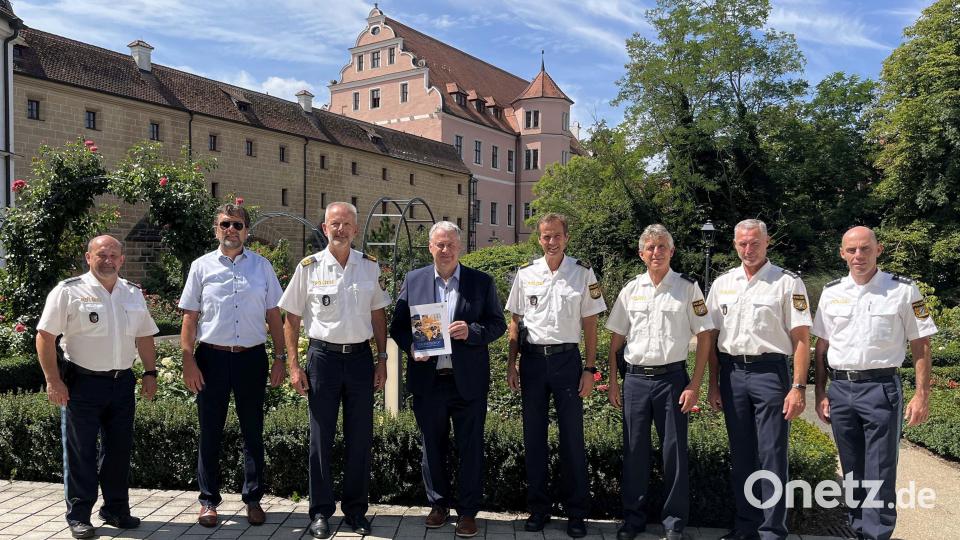 Polizeipräsident Thomas Schöniger (Dritter von links) überreichte den Sicherheitsbericht an Landrat Richard Reisinger. Flankiert wurde der Polizeipräsident von seinem Vize Robert Fuchs (Fünfter von links) sowie Vertretern der Polizeiinspektionen Amberg, Auerbach und Sulzbach-Rosenberg sowie der Verkehrspolizeiinspektion Amberg und der Kripo Amberg. Bild: Christine Hollederer