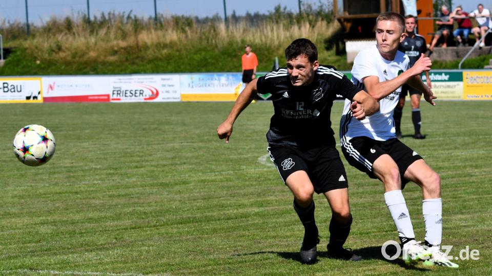 Kreisliga-Spitzenreiter TSV Reuth hat in drei Spielen bereits zehn Mal getroffen. Justus Bader (rechts, in einem Spiel der vorigen Saison) führt die vereinsinterne Torjägerliste an. Archivbild: Nachtigall