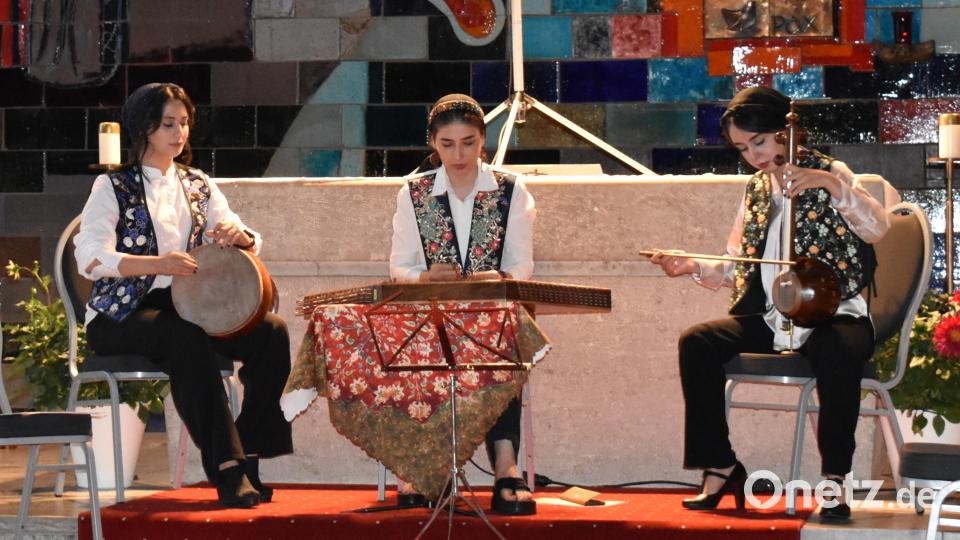 Das Ensemble &quot;Sufia&quot;, ein Trio junger iranischer Musikerinnen, lässt ungewöhnliche Instrumente erklingen. Bild: rgr