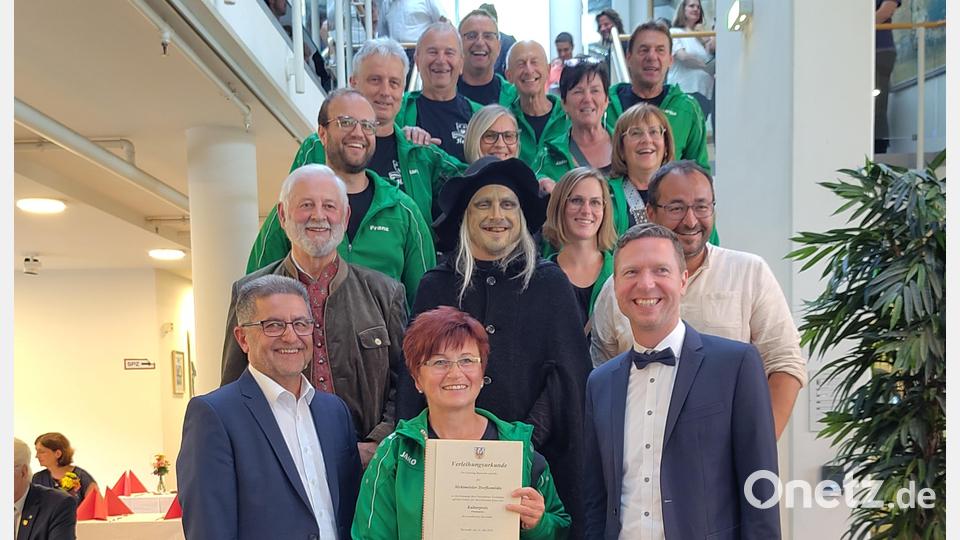 Die Laienschauspieler der Mehlmeisler Dorfkomödie mit (vorne, von links) Bürgermeister Franz Tauber, dahinter Altbürgermeister Günter Pöllmann, der Vorsitzenden Manuela Ehlich und Landrat Florian Wiedemann. Bild: Karen Görner-Gütling, Landratsamt Bayreuth/exb