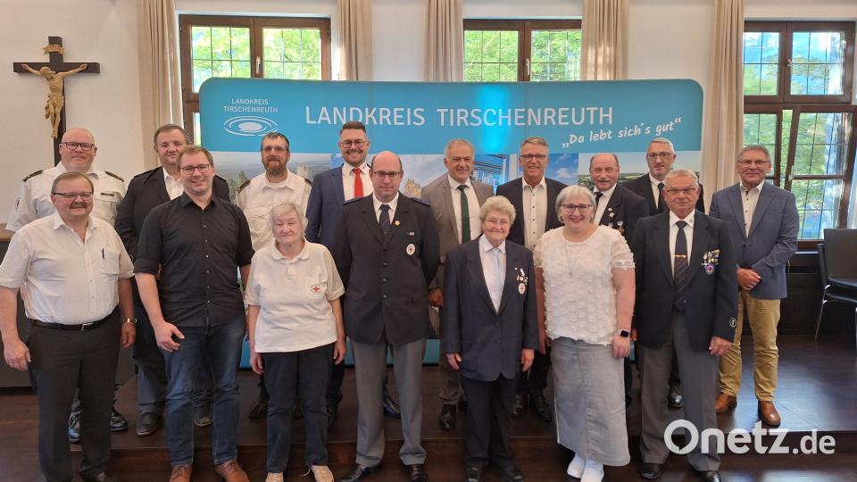 BRK-Kreisgeschäftsführer Sven Lehner (hinten, Vierter von links), Landrat Roland Grillmeier (hinten, Mitte) und BRK-Vorsitzender Franz Stahl (Vierter von rechts) ehrten zahlreiche BRK-Mitglieder für langjährige aktive Mitgliedschaft. Mit im Bild die Bürgermeister Alfred Stier (links) und Oskar Schuster (rechts) Bild: Fabian Polster, Landratsamt Tirschenreuth/exb