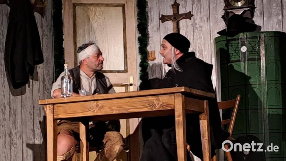 2023 zeigten die Laiendarsteller der Mehlmeisler Dorfkomödie eine Neuauflage des "Brandner Kaspar", Martin Nickl schlüpfte in die Rolle des Brandner (links), den Boindl stellte Marco Fuchs dar. Archivbild: gis