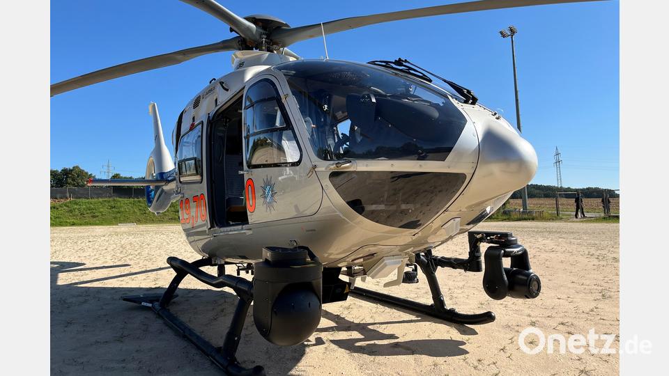Der Polizeihubschrauber aus Roth ist in Poppenricht gelandet, um die örtlichen Einsatzkräfte bei der Suche nach einem vermissten 84-Jährigen zu unterstützen. Bild: Stephan Huber