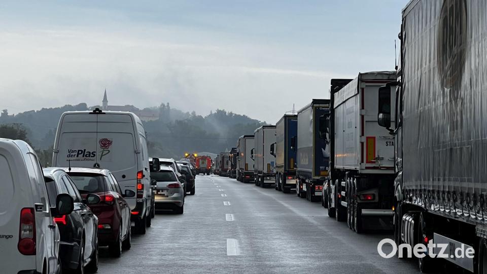 Nach zwei Unfällen auf der A93 war die A93 zwischen Schwandorf-Nord und Schwarzenfeld in Fahrtrichtung Weiden eine Stunde komplett gesperrt. Es bildete sich ein langer Stau. Bild: Nina Haas