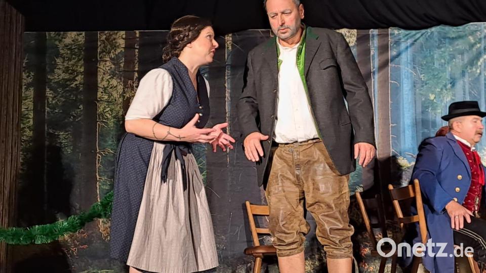 2023 zeigten die Laiendarsteller der Mehlmeisler Dorfkomödie eine Neuauflage des "Brandner Kaspar", im Bild Brandner (Martin Nickl) und Marei (Carmen Köstler). Archivbild: gis