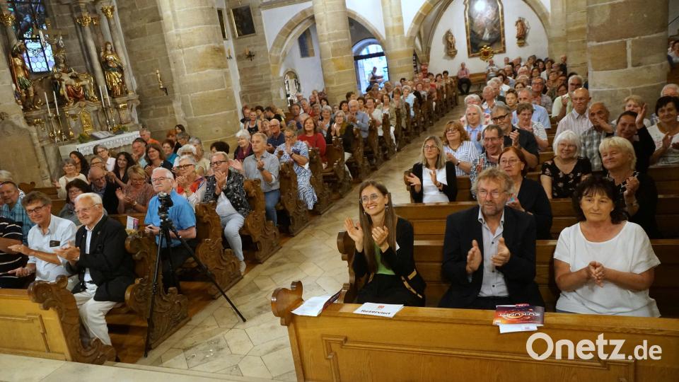 Der Kammerchor &quot;Cappella Transylvanica&quot; aus Rumänien gastierte in Kemnath. Applaus gab es nach jedem musikalischen Vortrag. Am Schluss verabschiedeten die Zuhörer die Gesangskünstler aus Rumänien mit einem stehendem Applaus. Bild: bkr