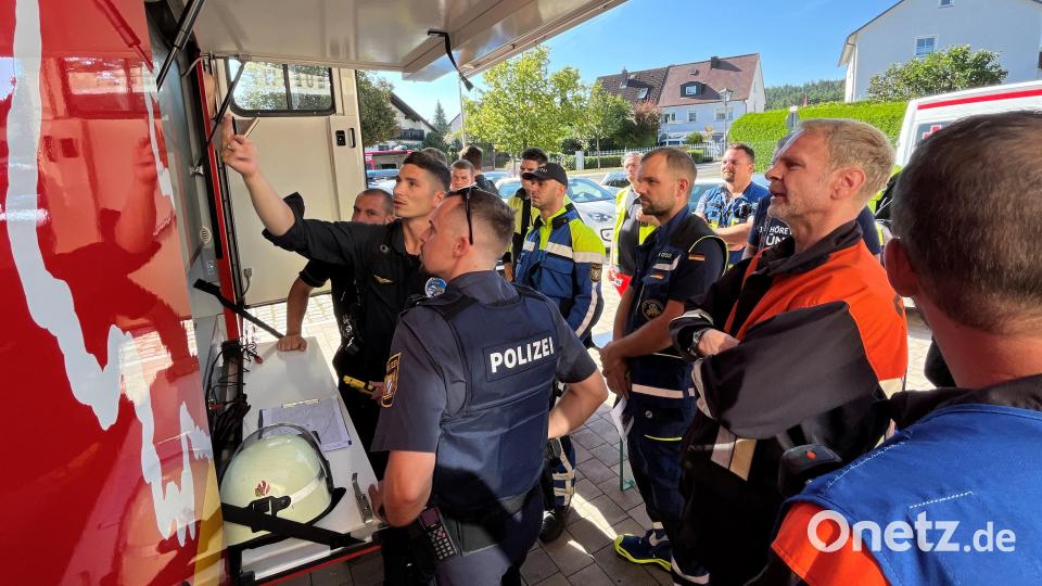 Lagebesprechung zur Vermisstensuche in Poppenricht. Bild: Stephan Huber