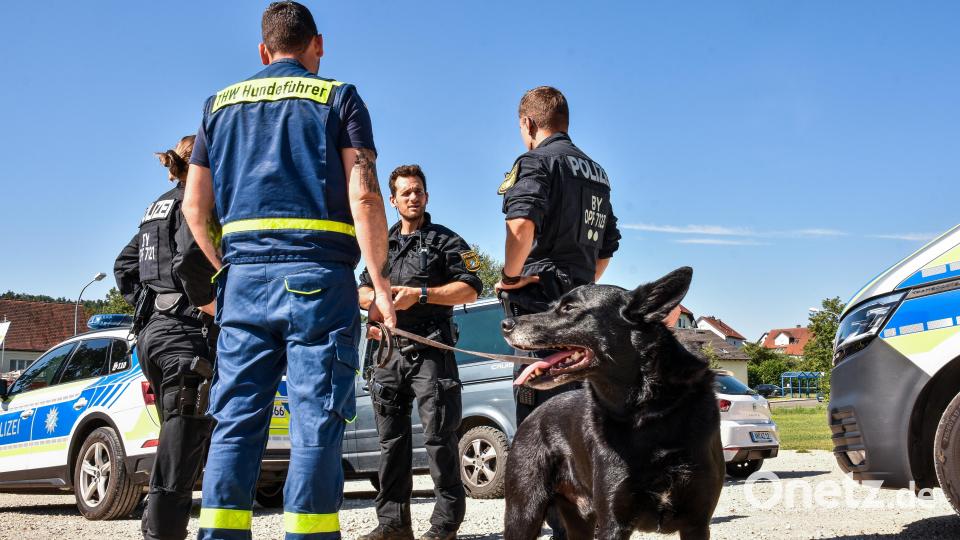 Mit Personen- und Flächensuchhunden war das THW auf der Suche nach dem vermissten Mann aus Poppenricht im Einsatz. Bild: Stephan Huber