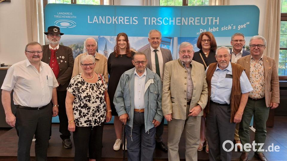 Die Geehrten für besondere Leistungen im kulturellen und sozialen Bereich zusammen mit Landrat Roland Grillmeier (hinten, Mitte), den Bürgermeistern Alfred Stier (links),Toni Dutz (rechts) und Oskar Schuster (Zweiter von rechts) sowie Ehrenamtsbeauftragter Sarah Matzke (Fünfte von links). Bild: Fabian Polster, Landratsamt Tirschenreuth/exb