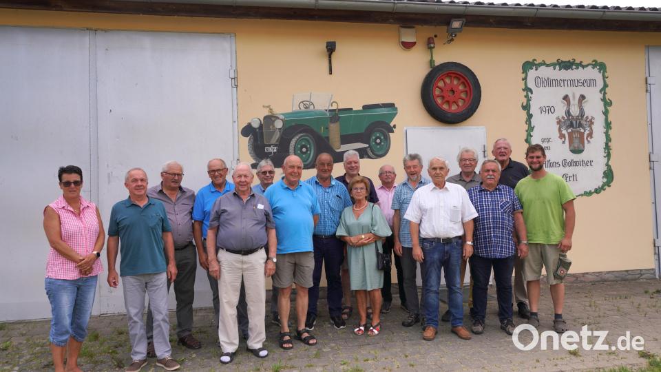 Ehemalige Bürgermeister besuchen Woppenriether Oldtimermuseum. Christoph Ertl (rechts) erklärt die Fahrzeuge. Bild: Franz Völkl