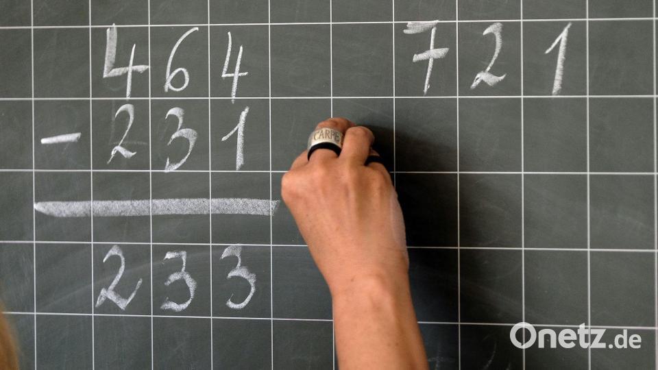 Viele Menschen träumen auch im Erwachsenenalter noch von der Schule. (Symbolbild) Bild: Axel Heimken/dpa