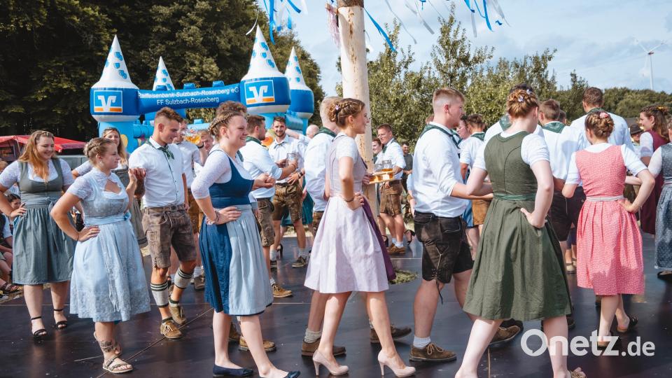 16 Paare drehten beim Austanzen ihre Runden um den Kirwabaum in Betzenberg. Bild: sis