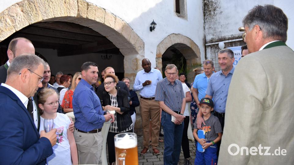 Auch der ehemalige Geschäftsleiter der Stadt und Oberst Kevin Poole gratulierten. Bild: rgr