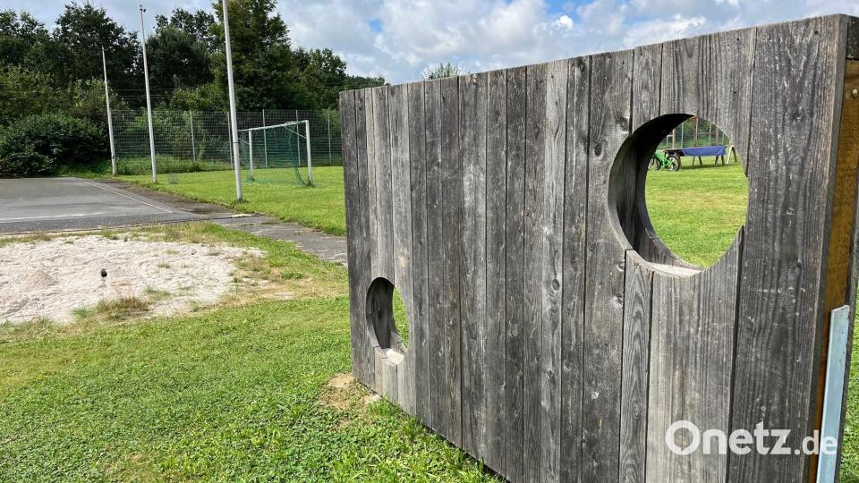 Unter dem Bolzplatz der Freizeitanlage Neustadt/WN liegt Müll. Was auf der ehemaligen Hausmülldeponie abgeladen wurde, sollen jetzt Bodenproben ans Licht bringen. Bild: Gabi Schönberger