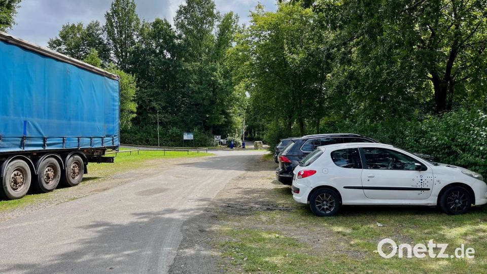 Unter dem Parkplatz der Freizeitanlage Neustadt/WN liegt Müll. Was auf der ehemaligen Hausmülldeponie abgeladen wurde, sollen jetzt Bodenproben ans Licht bringen. Bild: Gabi Schönberger