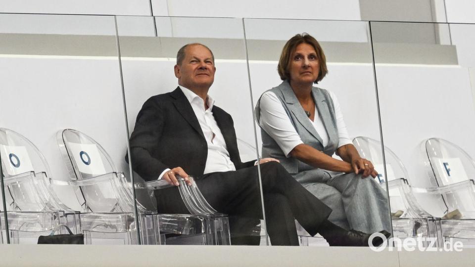Bundeskanzler Olaf Scholz und seine Frau Britta Ernst sahen im Stade France unter anderem das Finale mit der deutschen 4x100-Meter-Staffel Bild: Sven Hoppe/dpa