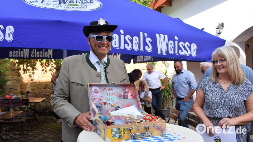 Bürgermeister Edgar Knobloch freut sich bei der Nachfeier seines Geburtstags über eine gelungene Überraschung. Bild: rgr