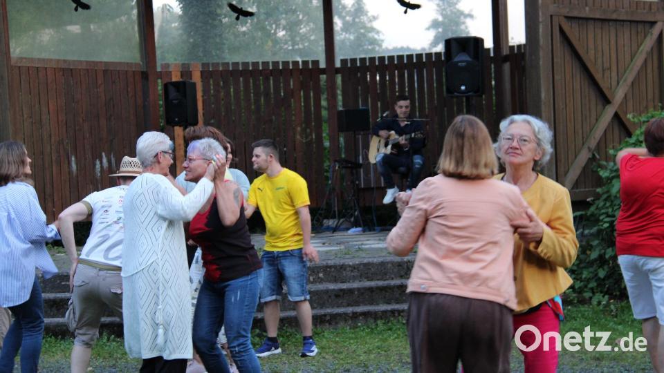 Ein Hauch von Sommer, Sonne, Strand, Meer und Dolce Vita ließ Eddi Mautone mit seinen italienischen Liedern bei der letzten Sommerserenade durch die Freizeitanlage wehen. Selten sah man so viele Tänzerinnen und Tänzer vor der Bühne. Bild: prh