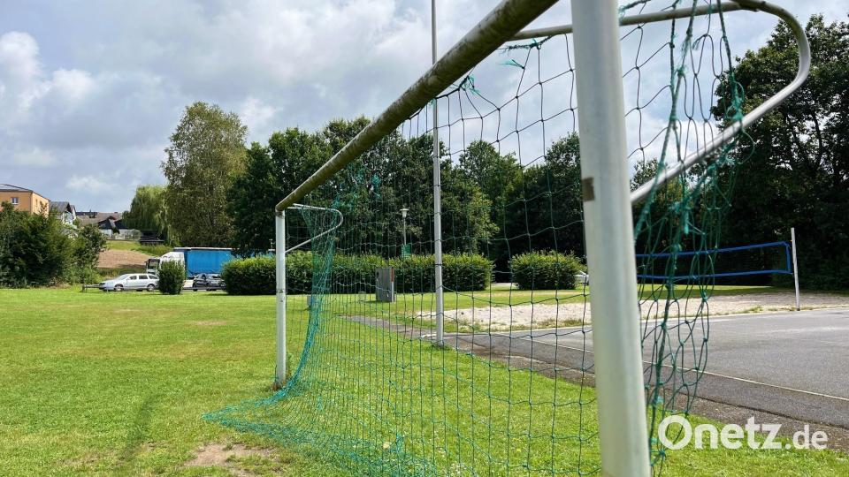 Unter dem Bolzplatz der Freizeitanlage Neustadt/WN liegt Müll. Was auf der ehemaligen Hausmülldeponie abgeladen wurde, sollen jetzt Bodenproben ans Licht bringen. Bild: Gabi Schönberger