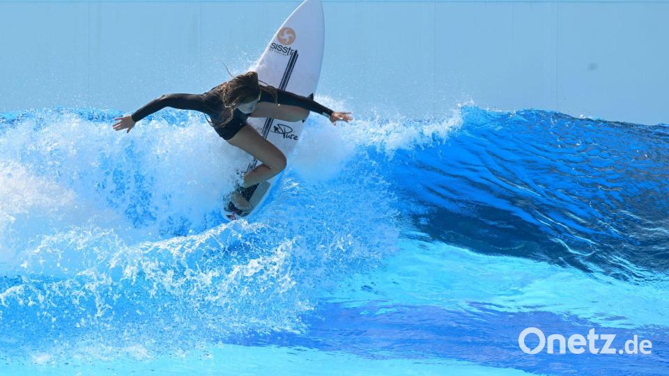 Olympionikin Camilla Kemp zeigt ihr Können im neuen Surfpark Bild: Felix Hörhager/dpa